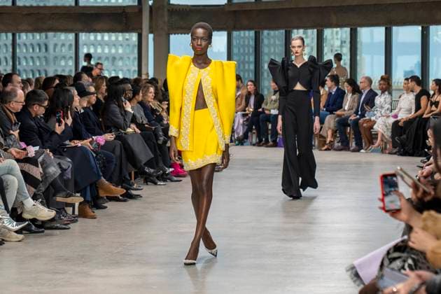 Bilder des Jahres 2024, Entertainment 02 Februar Entertainment Themen der Woche KW07 Entertainment Bilder des Tages A model presents a creation by designer Carolina Herrera, in New York, USA, 12 February 2024. Carolina Herrera proposed this Monday on the fourth day of New York Fashion Week an elegant and faithful collection to her principles for next fall, with feminine silhouettes, flower prints and ruffles that added volume to her designs. . In a large glass loft at the top of a skyscraper in southern Manhattan, the brand showed almost 60 outfits that ranged from the classic combination of a white shirt with pants or skirt to its sought-after long dresses for special occasions, all with a worked simplicity. Carolina Herrera proposes feminine silhouettes, flowers and ruffles for autumn !ACHTUNG: NUR REDAKTIONELLE NUTZUNG!  Copyright: xÁngelxColmenaresx USA2117 20240212-55012905272_1