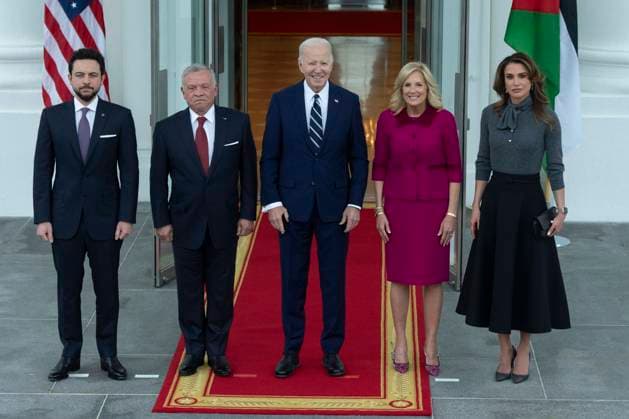 Bilder des Jahres 2024, News 02 Februar News Themen der Woche KW07 News Bilder des Tages USA, Joe Biden empfängt König Abdullah von Jordanien in Washington United States President Joe Biden (C) and first lady Dr. Jill Biden welcome King Abdullah II, Queen Rania Al Abdullah and Crown Prince Hussein bin Abdullah of Jordan to the White House in Washington, DC, February 12, 2024.  WASP20240212151 ChrisxKleponis
