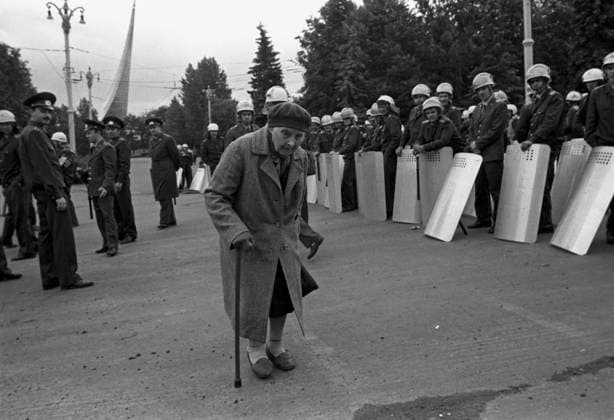 Moscow Police officers 8617812 01.06.1993 Moscow Police officers cordon off a sector at the National Exhibition of Economic Achievements (VDNKh). Yuriy Tutov Moscow Russia  Copyright: xYuriyxTutovx
