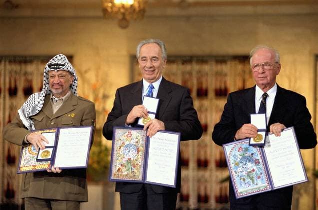 The Nobel Peace Prize laureates for 1994 in Oslo. From left to right: PLO Chairman Yasser Arafat, Israeli Foreign Minister Shimon Peres, Israeli Prime Minister Yitzhak Rabin, Copyright: xUnitedxArchivesx xWorldxHistoryxArchivex WHA_096_0725 !ACHTUNG AUFNAHMEDATUM GESCHÄTZT!