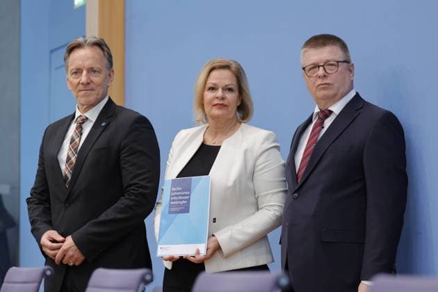 News Themen der Woche KW07 News Bilder des Tages Holger Münch, Präsident des Bundeskriminalamtes (BKA), Bundesministerin des Innern und für Heimat Nancy Faeser, Thomas Haldenwang, Präsident des Bundesamtes für Verfassungsschutz (BfV), Deutschland, Berlin, Bundespressekonferenz, Thema: Aktuelle Maßnahmen gegen Rechtsextremismus *** Holger Münch, President of the Federal Criminal Police Office BKA , Federal Minister of the Interior and for Homeland Nancy Faeser, Thomas Haldenwang, President of the Federal Office for the Protection of the Constitution BfV , Germany, Berlin, Federal Press Conference, Topic Current measures against right-wing extremism