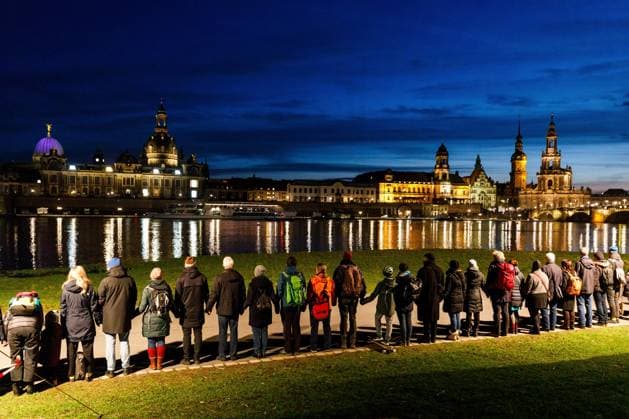Bilder des Jahres 2024, News 02 Februar News Themen der Woche KW07 News Bilder des Tages Menschenkette in Dresden zum Jahrestag der Bombardierung DEU Deutschland Sachsen Dresden, 13.02.2024, Mit einer Menschenkette gedenken Menschen in Dresden zum 79. Jahrestag der Zerstoerung der Stadt Dresden im 2. Weltkrieg im Jahr 1945 (Bombardierung am 13. Februrar 1945) und der Millionen Opfer der nationalsozialistischen Gewaltherrschaft und des Antisemithismus. *** Human chain in Dresden on the anniversary of the bombing DEU Germany Saxony Dresden, 13 02 2024, With a human chain, people in Dresden commemorate the 79th anniversary of the destruction of the city of Dresden in World War II in 1945 bombing on February 13, 1945 and the millions of victims of Nazi tyranny and anti-Semitism AF_Dresden_45071