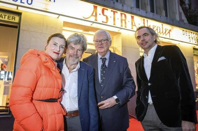 Bilder des Jahres 2024, Entertainment 02 Februar Entertainment Themen der Woche KW07 Essen: Filmpremiere mit Reinhold Messner im Astra-Theater Sturm am Manaslu ** NUR FÜR REDAKTIONELLE ZWECKE ** EDITORIAL USE ONLY **<p>Diane und Reinhold Messner mit Prof. Bodo Hombach (Vorstandsvorsitzender der Brost-Stiftung) und Dr. Boris Berger (Mitglied im Vorstand der Brost-Stiftung) bei der Filmpremiere Sturm am Manaslu am Dienstag, den 13. Februar 2024, vor dem Astra-Theater in Essen. Deutschland NRW Essen Copyright: UwexErnst *** Essen Film premiere with Reinhold Messner at the Astra Theater Sturm am Manaslu FOR EDITORIAL PURPOSES ONLY EDITORIAL USE ONLY p Diane and Reinhold Messner with Prof Bodo Hombach Chairman of the Board of the Brost Foundation and Dr Boris Berger Member of the Board of the Brost Foundation at the film pr Copyright: UwexErnst doc7u4o5camt81akt64cok ,EDITORIAL USE ONLY