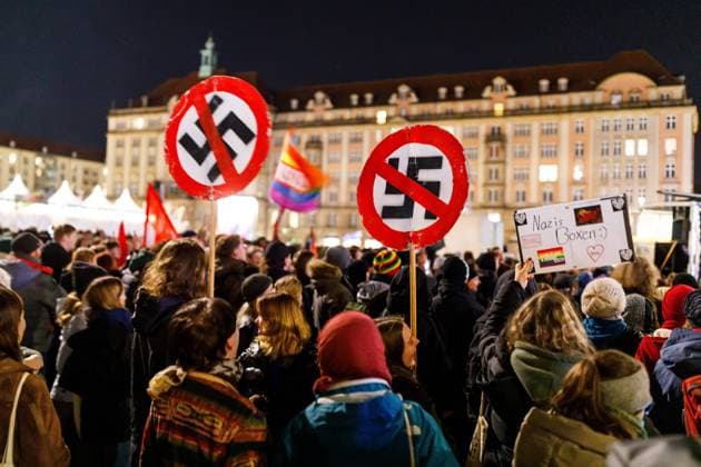 Bilder des Jahres 2024, News 02 Februar News Themen der Woche KW07 News Bilder des Tages Dresden - Gedenken zum Jahrestag der Bombardierung DEU Deutschland Sachsen Dresden, 13.02.2024, Auf dem Dresdener Altmarkt demonstrieren Buerger unter dem Motto Dresden mahnt gegen eine Versammlung der AFD. Die Stadt Dresden gedenkt zum 79. Jahrestag der Zerstoerung der Stadt Dresden im 2. Weltkrieg (Bombardierung am 13. Februrar 1945) und der Millionen Opfer der nationalsozialistischen Gewaltherrschaft und des Antisemithismus. *** Dresden commemoration of the anniversary of the bombing DEU Germany Saxony Dresden, 13 02 2024, On the Dresden Altmarkt, citizens demonstrate under the motto Dresden mahnt against a meeting of the AFD The city of Dresden commemorates the 79th anniversary of the destruction of the city of Dresden in the Second W AF_Dresden_45359