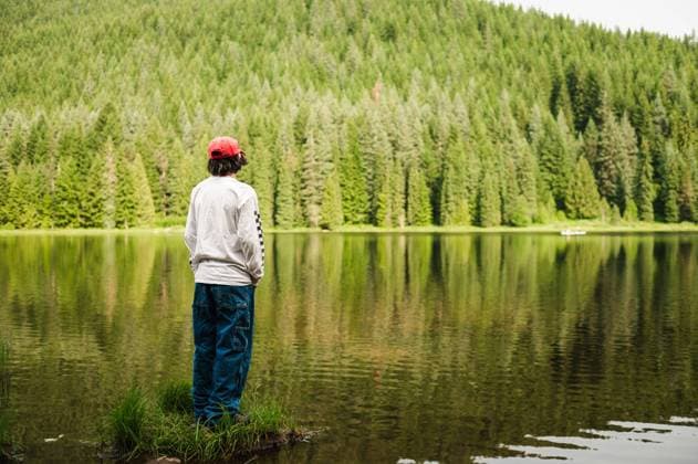 Teenager overlooking tranquil forest lake Government Camp, Oregon, United States CR_BQMG240205-1346298-01 ,model released, Symbolfoto