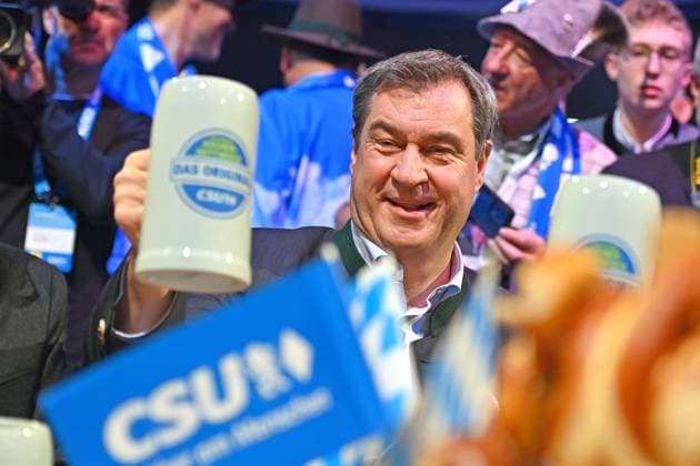 Bilder des Jahres 2024, News 02 Februar News Themen der Woche KW07 News Bilder des Tages Markus SOEDER (Ministerpraesident Bayern und CSU Vorsitzender) mit Masskrug Bier, zuprosten. Politischer Aschermittwoch der CSU am 14.02.2024 in der Dreilaenderhalle in Passau. *** Markus SOEDER State Premier of Bavaria and CSU Chairman with mug of beer, toasting Political Ash Wednesday of the CSU on 14 02 2024 in the Dreilaenderhalle in Passau