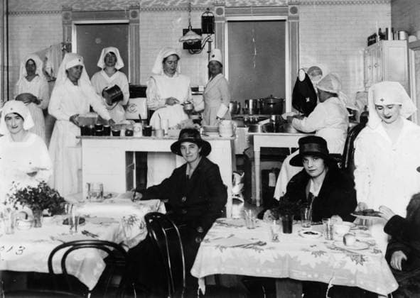 Community center diet kitchen for influenza patients, Salt Lake City (b w photo) 4072727 Community center diet kitchen for influenza patients, Salt Lake City (b w photo) by American Photographer, (20th century); Private Collection; (add.info.: The influenza pandemic 1918-20 known as Spanish flu killed 10-20% of those infected, current estimates say 50âï¿½ 100 million people worldwide). Copyright: xBridgemanxImagesx 4072727
