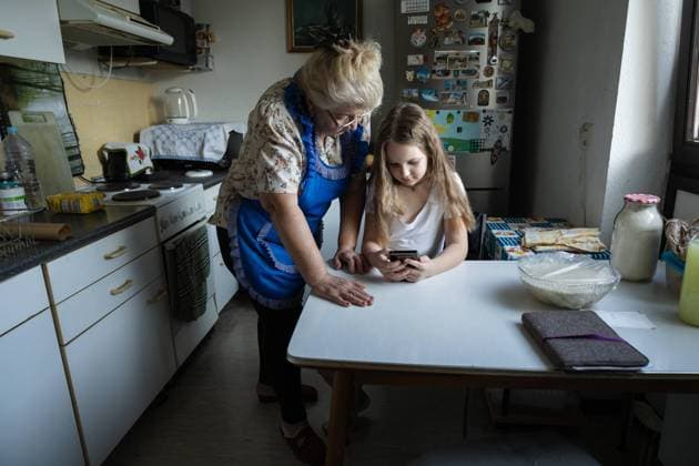 grandmother and granddaughter bake apple pie. generations. family Mainz, Rhineland-Palatinate, Germany R_ZQTX240212-1342251-01 ,model released, Symbolfoto