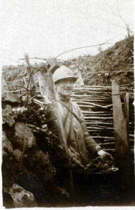 First World War (1914-1918): a soldier with his soup in a trench in September 1916 (Oise or Somme) XEE4133426 First World War (1914-1918): a soldier with his soup in a trench in September 1916 (Oise or Somme) by Unknown photographer, (20th century); Private Collection; (add.info.: First World War (1914-1918): a soldier with his soup in a trench in September 1916 (Oise or Somme)); Stefano Bianchetti. Copyright: xStefanoxBianchettix xBridgemanxImagesx 4133426