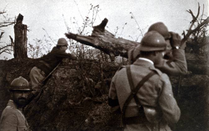 First World War (1914-1918): French soldiers in the trench of Autreches (in the Hautebraye region in the Oise) on 16 09 1916. XEE4133448 First World War (1914-1918): French soldiers in the trench of Autreches (in the Hautebraye region in the Oise) on 16 09 1916. by Unknown photographer, (20th century); Private Collection; (add.info.: First World War (1914-1918): French soldiers in the trench of Autreches (in the Hautebraye region in the Oise) on 16 09 1916.); Stefano Bianchetti. Copyright: xStefanoxBianchettix xBridgemanxImagesx 4133448