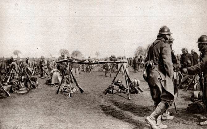 First World War (1914-1918): the flag of a French regiment brought to the battlefield of Verdun is protected by the guard. Photographie In  Le Miroir, 9 April 1916 - WWI: French soldiers guarding the regiment flag brought on the battlefield in Verdun, Photography from  Le Miroir, 9th April 1916 XEE4151565 First World War (1914-1918): the flag of a French regiment brought to the battlefield of Verdun is protected by the guard. Photographie In  Le Miroir, 9 April 1916 - WWI: French soldiers guarding the regiment flag brought on the battlefield in Verdun, Photography from  Le Miroir, 9th April 1916 by Unknown photographer, (20th century); Private Collection; (add.info.: First World War (1914-1918 Copyright: xBridgemanxImagesx 4151565