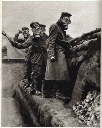 First World War (1914-1918): German grenadier with gas mask in 1916. XEE4168121 First World War (1914-1918): German grenadier with gas mask in 1916. by Unknown photographer, (20th century); Private Collection; (add.info.: First World War (1914-1918): German grenadier with gas mask in 1916.); Stefano Bianchetti. Copyright: xStefanoxBianchettix xBridgemanxImagesx 4168121