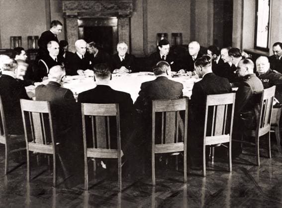 Yalta conference in February 1945 in the presence of Stalin, Roosevelt and Churchill. XEE4411387 Yalta conference in February 1945 in the presence of Stalin, Roosevelt and Churchill. by Unknown photographer, (20th century); Private Collection; (add.info.: Yalta conference in February 1945 in the presence of Stalin, Roosevelt and Churchill.); Stefano Bianchetti. Copyright: xStefanoxBianchettix xBridgemanxImagesx 4411387