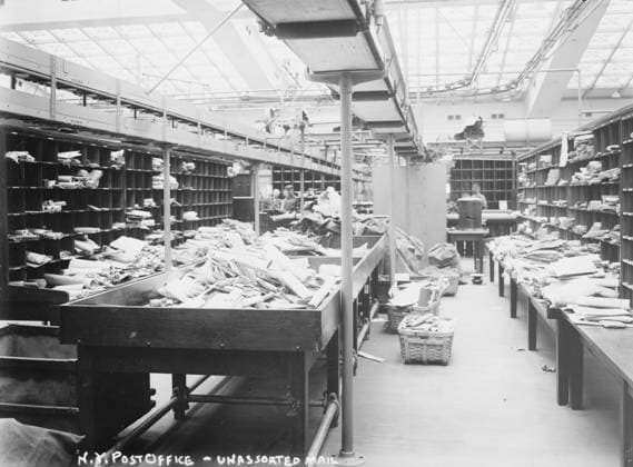 Unsorted Mail at General Post Office, New York City, New York, USA, Bain News Service, 1914 (b w photo) 5863175 Unsorted Mail at General Post Office, New York City, New York, USA, Bain News Service, 1914 (b w photo) by Bain, George Grantham - Bain News Service (1865-1944); Private Collection. Copyright: xBridgemanxImagesx 5863175