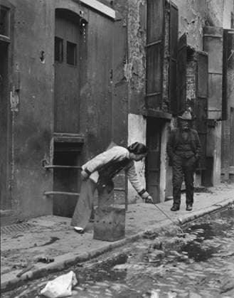 The Street of the Slave Girls, Chinatown, San Francisco, 1896-1906 (b w photo) 7075874 The Street of the Slave Girls, Chinatown, San Francisco, 1896-1906 (b w photo) by Genthe, Arnold (1869-1942); Private Collection; (add.info.: San Francisco s Chinatown was the port of entry for early Hoisanese and Zhongshanese Chinese immigrants from the Guangdong province of southern China from the 1850s to the 1900s. The area was the one geographical region deeded by the city government and private property owners which allowed Chinese persons to inherit and inhabit dwellings within the city.). Copyright: xBridgemanxImagesx 7075874