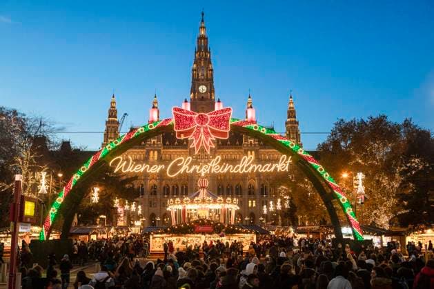Wiener Christkindlmarkt am Rathausplatz, Österreich *** Wiener Christmas market on Town Hall Square, Austria 1065533443