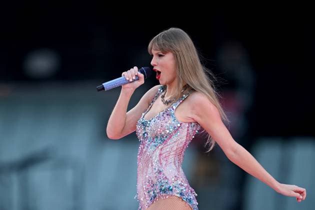 Entertainment Themen der Woche KW07 Entertainment Bilder des Tages TAYLOR SWIFT MELBOURNE, American singer songwriter Taylor Swift performing during the first night of the The Eras Tour in Australia at the Melbourne Cricket Ground, Melbourne, Friday, February 16, 2024. Taylor Swift s Eras Tour has descended on Melbourne, with the pop megastar expected to perform in front of the biggest crowds of her career so far. ( NO ARCHIVING, EDITORIAL USE ONLY, NO USE IN BOOKS WITHOUT CONSENT MELBOURNE VICTORIA AUSTRALIA  Copyright: xJOELxCARRETTx 20240216001903384875