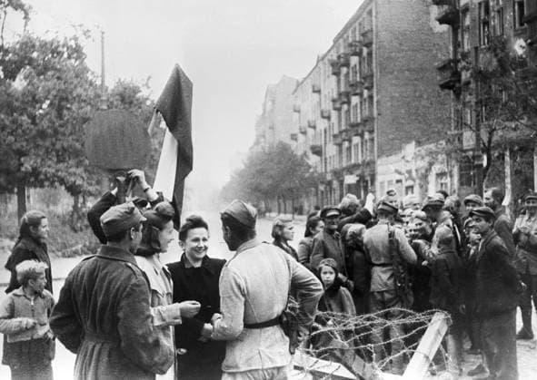 Liberation of Poland 872891 01.03.1945 Warsaw civilians and Red Army soldiers. Liberation of Poland. Great Patriotic War (1941-1945). Reproduction. RIA Novosti Sputnik Warsaw Poland  Copyright: xRIAxNovostix