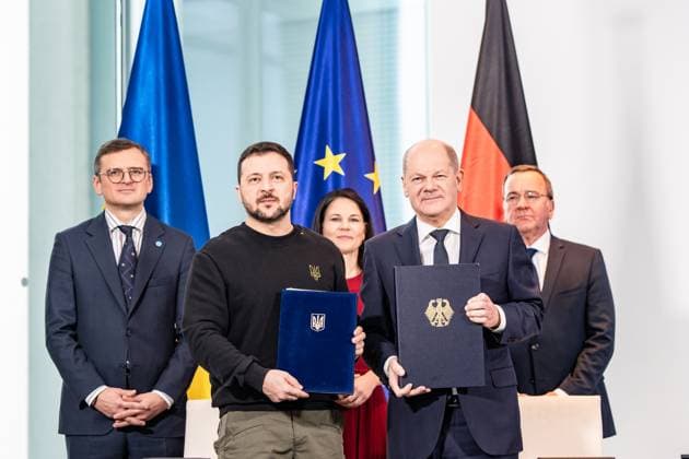 Bilder des Jahres 2024, News 02 Februar News Themen der Woche KW07 News Bilder des Tages Arbeitsbesuch des Präsidenten der Ukraine in Berlin - The President of Ukraine on a working visit to Berlin - Wolodymyr Selenskyj (sitzend links) und Olaf Scholz unterzeichnen eine Vereinbarung, hinten stehend von links: Dmytro Kuleba, Annalena Baerbock, Boris Pistorius - Unterzeichnung bilaterale Vereinbarung über Sicherheitszusagen und langfristige Unterstützung;Arbeitsbesuch des Präsidenten der Ukraine in Berlin - The President of Ukraine on a working visit to Berlin - Wolodymyr Selenskyj (sitzend links) und Olaf Scholz unterzeichnen eine Vereinbarung, hinten stehend von links: Dmytro Kuleba, Annalena Baerbock,, Berlin Berlin Deutschland Bundeskanzleramt *** Working visit of the President of Ukraine to Berlin The President of Ukraine