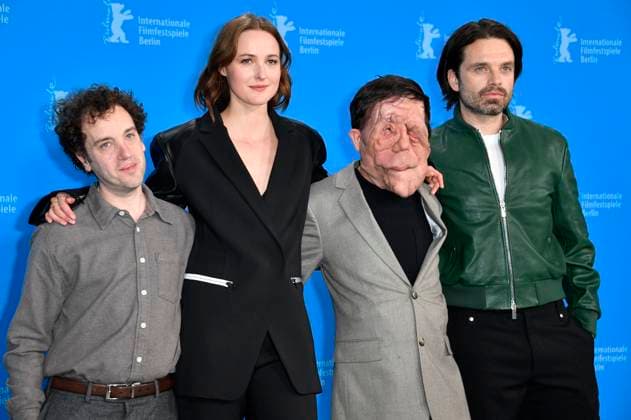 Bilder des Jahres 2024, Entertainment 02 Februar Entertainment Themen der Woche KW07 Entertainment Bilder des Tages Aaron Schimberg, Renate Reinsve, Adam Pearson und Sebastian Stan beim Photocall zum Kinofilm A Different Man auf der Berlinale 2024 74. Internationale Filmfestspiele Berlin im Hotel Grand Hyatt. Berlin, 16.02.2024 *** Aaron Schimberg, Renate Reinsve, Adam Pearson and Sebastian Stan at the photocall for the feature film A Different Man at the Berlinale 2024 74 Berlin International Film Festival at the Hotel Grand Hyatt Berlin, 16 02 2024 Foto:xN.xKubelkax xFuturexImagex different_4224