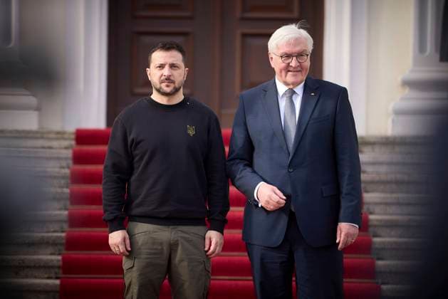 News Bilder des Tages February 16, 2024, Berlin, Germany: Ukrainian President Volodymyr Zelenskyy, left, is welcomed by German President Frank-Walter Steinmeier, right, on arrival for talks at Bellevue Castle, February 16, 2024 in Berlin, Ukraine. Berlin Germany - ZUMAp138 20240216_zaa_p138_015 Copyright: xPoolx UkrainianxPresidentiax