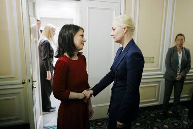 Bilder des Jahres 2024, News 02 Februar News Themen der Woche KW07 News Bilder des Tages 60. Muenchner Sicherheitskonferenz. Annalena Baerbock (Buendnis 90 Die Gruenen), Bundesaussenministerin, trifft Julija Nawalny. Muenchen, 16.02.2024. Fotografiert im Auftrag des Auswaertigen Amtes Muenchen Deutschland *** 60 Munich Security Conference Annalena Baerbock Buendnis 90 Die Gruenen , Federal Foreign Minister, meets Julija Nawalny Munich, 16 02 2024 Photographed on behalf of the Federal Foreign Office Munich Germany Copyright: xThomasxTrutschelx
