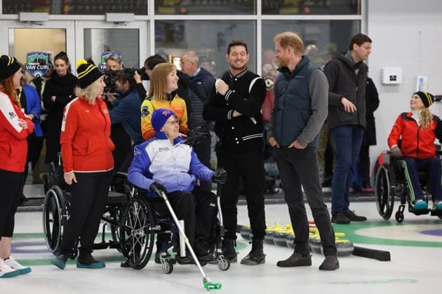 . 16 02 2024. Vancouver, Canada. Prince Harry and Meghan Markle, the Duke and Duchess of Sussex, at a curling centre in Vancouver, Canada, on the third day of the one year to go events for next years Invictus Games.  xStephenxLockx xi-Imagesx IIM-24999-0045