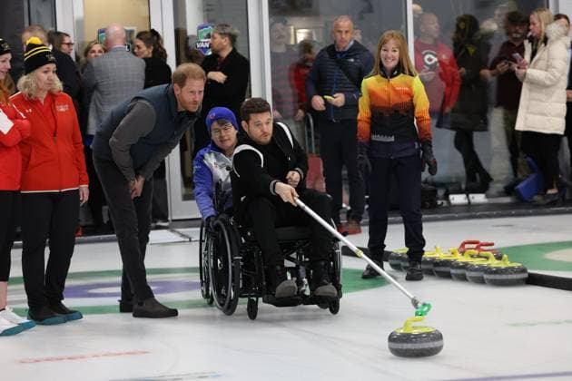 . 16 02 2024. Vancouver, Canada. Prince Harry and Meghan Markle, the Duke and Duchess of Sussex, at a curling centre in Vancouver, Canada, on the third day of the one year to go events for next years Invictus Games.  xStephenxLockx xi-Imagesx IIM-24999-0048