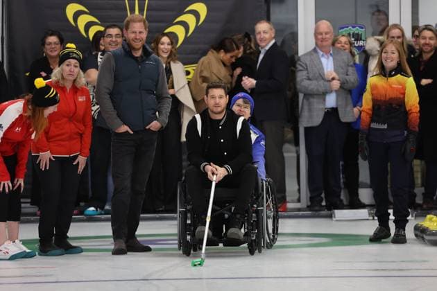 . 16 02 2024. Vancouver, Canada. Prince Harry and Meghan Markle, the Duke and Duchess of Sussex, at a curling centre in Vancouver, Canada, on the third day of the one year to go events for next years Invictus Games.  xStephenxLockx xi-Imagesx IIM-24999-0050