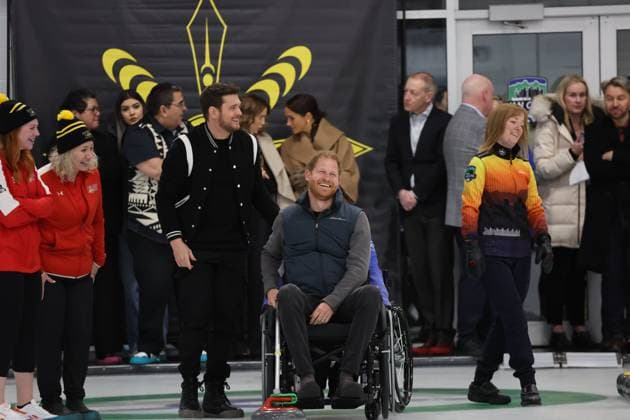 . 16 02 2024. Vancouver, Canada. Prince Harry and Meghan Markle, the Duke and Duchess of Sussex, at a curling centre in Vancouver, Canada, on the third day of the one year to go events for next years Invictus Games.  xStephenxLockx xi-Imagesx IIM-24999-0062
