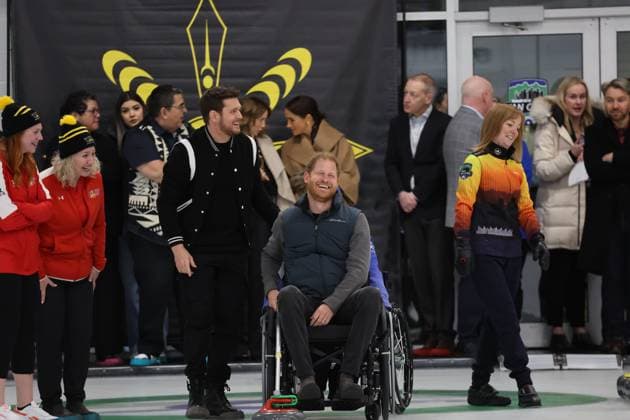 . 16 02 2024. Vancouver, Canada. Prince Harry and Meghan Markle, the Duke and Duchess of Sussex, at a curling centre in Vancouver, Canada, on the third day of the one year to go events for next years Invictus Games.  xStephenxLockx xi-Imagesx IIM-24999-0064