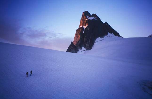 Climbers approach Pigeon Spire, Bugaboos, near Invermere, British Columbia, Canada.  Copyright: x AllCanadaPhotos.comx 1990-25985 ,model released, Symbolfoto