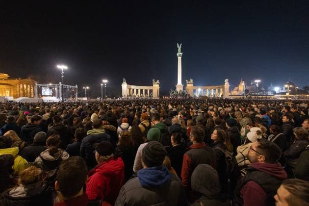 Bilder des Jahres 2024, News 02 Februar News Themen der Woche KW07 News Bilder des Tages (240217) -- BUDAPEST, Feb. 17, 2024 -- People gather at the Heroes Square during a demonstration in Budapest, Hungary, Feb. 16, 2024. Tens of thousands of Hungarians gathered in Budapest s Heroes Square on Friday to demand justice for child abuse victims and stricter child protection laws from the government in connection with a child abuse pardon scandal which had triggered the resignation of several high-profile figures in recent days. (Photo by Xinhua) HUNGARY-BUDAPEST-DEMONSTRATION-CHILD ABUSE AttilaxVolgyi 