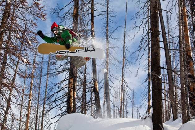 A snowboarder airs off a snow pillow while on a cat ski trip. Monashee Mountains, Vernon, Britsh Columbia, Canada RyanJohannesen_2010  Copyright: x AllxCanadaxPhotosx 1990-50832 ,model released, Symbolfoto