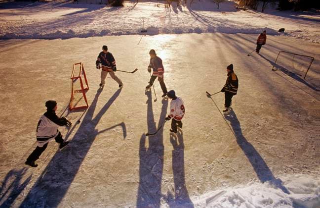 IMAGO Creative, Winter, Winterspaß, Eishockey #2 boys playing hockey on outdoor rink, Winnipeg, Manitoba, Canada (MR)  Copyright: x AllCanadaPhotos.comx 1990-53783 ,model released, Symbolfoto