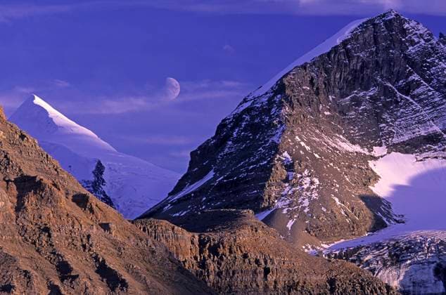 Half moon rising over Resplendent Mountain (3426 m); framed by the col between Rearguard Mountain (L) and Mount Waffle (R); Mount Robson Provincial Park, British Columbia, Canada.  Copyright: x AllCanadaPhotos.comx 1990-54257