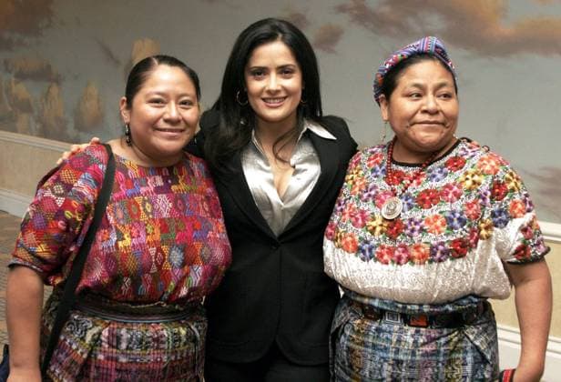 LAX60412032. LA PREMIO NOBEL DE LA PAZ RIGOBERTA MENCHU (DER), PARTICIPO JUNTO A SALMA HAYEK EN EL EVENTO DE LA FEMINIST MAJORITY FOUNDATION. LES ACOMPANA LA ENCARGADA DE LA FUNDACION RIGOBERTA MENCHU EN MEXICO. NOTIMEX FOTO SANTIAGO IRIGOYEN FRE HUM LOS ANGELES CALIFORNIA USA EDITORIAL USE ONLY Copyright: xx NTX08000000 SANTIAGOxIRIGOYENx notimexpix167079