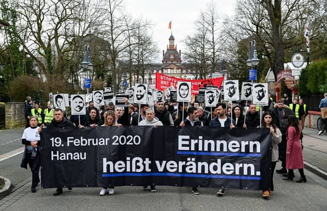 17.02.2024, xpsx, Lokal Hanau 19. Februar Bundesweite Gedenkdemonstrationen, v.l. gegen rechten Terror in Deutschland Demo Demonstration Attentat 19.02.2020 HU Hanau Gedenken saytheirnames, Hanau Hessen Deutschland (DEU) *** 17 02 2024, xpsx, Local Hanau 19 February Nationwide commemoration demonstrations, v l against right-wing terror in Germany Demo Demonstration Attentat 19 02 2020 HU Hanau commemoration saytheirnames, Hanau Hessen Germany DEU