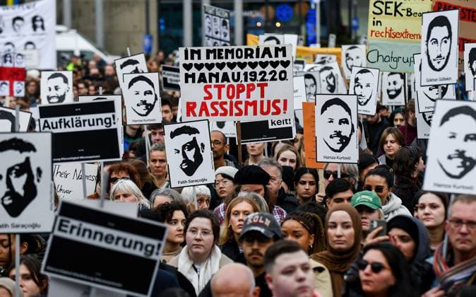 Bilder des Jahres 2024, News 02 Februar News Themen der Woche KW07 News Bilder des Tages 17.02.2024, xpsx, Lokal Hanau 19. Februar Bundesweite Gedenkdemonstrationen, v.l. gegen rechten Terror in Deutschland Demo Demonstration Attentat 19.02.2020 HU Hanau Gedenken saytheirnames, Hanau Hessen Deutschland (DEU) *** 17 02 2024, xpsx, Local Hanau 19 February Nationwide commemoration demonstrations, v l against right-wing terror in Germany Demo Demonstration Attentat 19 02 2020 HU Hanau commemoration saytheirnames, Hanau Hessen Germany DEU