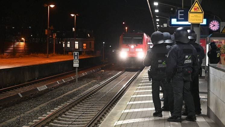 Rund 400 Polizisten der Bundespolizei und Hamburger Polizei kontrollierten am Samstagabend einen Zug mit 650 HSV-Fans am Bahnhof Bergedorf. Im Zuge von Ermittlungen wegen schwerem Landfriedensbruch nach einer Schlägerei mit BVB-Fans in Mannheim wollten die Beamten die Personalien von rund 60 Personen ermitteln. Alle 650 Problemfans im Zug wurden durch eine polizeiliche Kontrollstrecke geführt und erfasst. Dabei gab es zwei Ingewahrsamnahmen und eine Festnahme, der Fan wurde wegen Widerstand gegen Vollstreckungsbeamte festgesetzt und leicht verletzt. Hamburg, der 17.02.2024 Nach Randale: Bundespolizei kontrolliert mit Großaufgebot Zug mit HSV-Anhängern, Hamburg-Bergedorf Hamburg Deutschland Bahnhof Bergedorf *** Around 400 police officer