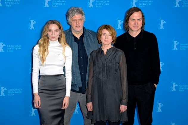 Entertainment Themen der Woche KW07 Entertainment Bilder des Tages Lilith Stangenberg, Matthias Glasner, Corinna Harfouch und Lars Eidinger beim Photocall zum Kinofilm Sterben Dying auf der Berlinale 2024 74. Internationale Filmfestspiele Berlin im Hotel Grand Hyatt. Berlin, 18.02.2024 *** Lilith Stangenberg, Matthias Glasner, Corinna Harfouch and Lars Eidinger at the photocall for the feature film Dying Dying at the Berlinale 2024 74 Berlin International Film Festival at the Hotel Grand Hyatt Berlin, 18 02 2024 Foto:xF.xKernx xFuturexImagex sterben_4219