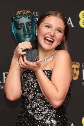 Bilder des Jahres 2024, Entertainment 02 Februar Entertainment Themen der Woche KW07 Entertainment Bilder des Tages . 18 02 2024. London, United Kingdom. Mia McKenna - Bruce with her Rising Star Award at the Bafta Film Awards in London.  xStephenxLockx xi-Imagesx IIM-25004-0041