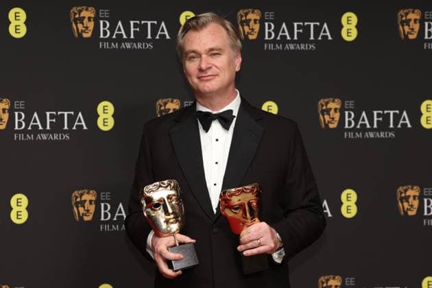 Bilder des Jahres 2024, Entertainment 02 Februar Entertainment Themen der Woche KW07 Entertainment Bilder des Tages . 18 02 2024. London, United Kingdom. Director Christopher Nolan with his awards at the Bafta Film Awards in London.  xStephenxLockx xi-Imagesx IIM-25004-0055