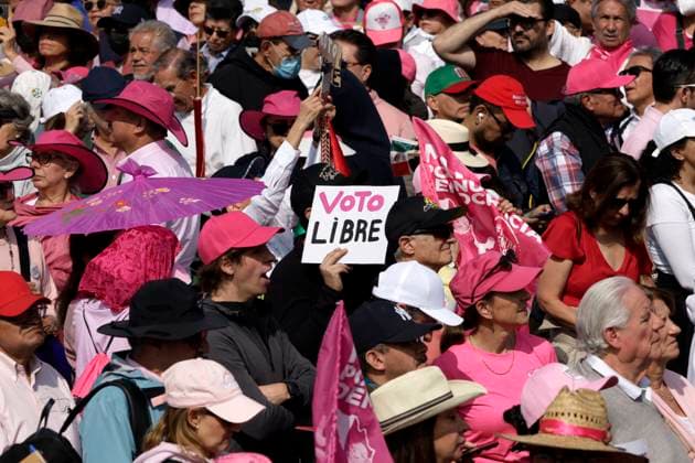News Bilder des Tages February 18, 2024, Mexico City, Mexico: Persons join the rally to support Ã¢â‚¬oeMarch for Our DemocracyÃ¢â‚¬Â movement at the Mexico City Zocalo. on February 18, 2024 in Mexico City, Mexico Mexico City Mexico - ZUMAe321 20240218_zia_e321_020 Copyright: xLuisxBarronx