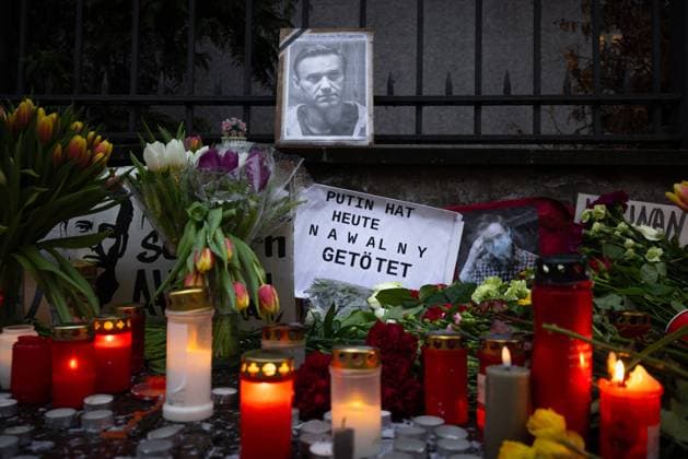 Bilder des Jahres 2024, News 02 Februar News Themen der Woche KW07 News Bilder des Tages Gedenken an Alexej Nawalny vor dem Russischen Konsulat in Frankfurt a.M. Fotos, Kerzen, Grablichter und Blumen für den am 16. Februar 2024 in einer arktischen Strafkolonie verstorbenen russischen Oppositionsführers Alexej Nawalny werden seit Tagen am Zaun des geschlossenen Generalkonsulats der Russischen Förderation in Frankfurt am Main abgelegt. Nawalny war russischer Jurist, Antikorruptionsaktivist, Dissident und Oppositionspolitiker. Im Jahr 2020 wurde ein lebensgefährlicher Giftanschlag auf ihn verübt. Politisch verfolgt und ab 2021 inhaftiert, wurde er zu langjährigen Haftstrafen verurteilt. Er galt alt Erzfeind des russischen Präsidenten Wladimir Putin. Frankfurt am Main Generalkonsulat der Russischen F Hessen Deutschland *** C 2024-02-18_ffm_konsulat_russland_04