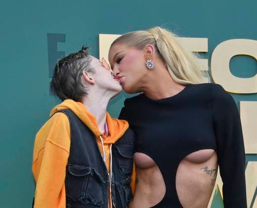 Entertainment Themen der Woche KW07 Entertainment Bilder des Tages (L-R) Nats Getty and Gigi Gorgeous attend the People s Choice Awards at the Barker Hangar in Santa Monica, California on Sunday, February 18, 2024.  LAP20240218343 JIMxRUYMEN