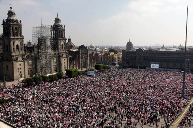 Bilder des Jahres 2024, News 02 Februar News Themen der Woche KW07 News Bilder des Tages March For Our Democracy Rally - Mexico City Persons join the rally to support March for Our Democracy movement at the Mexico City Zocalo. Mexico City, Mexico, February 18, 2024. Photo by Luis Barron Eyepix Group ABACAPRESS.COM Mexico City Mexico  Copyright: xBarronxLuis Eyepix ABACAx