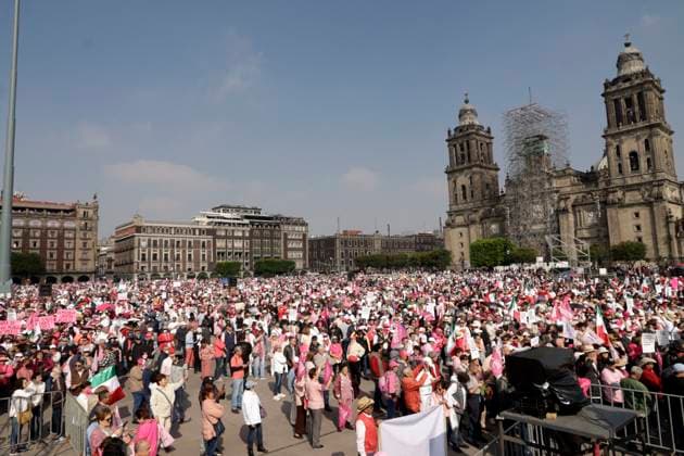 March For Our Democracy Rally - Mexico City Persons join the rally to support March for Our Democracy movement at the Mexico City Zocalo. Mexico City, Mexico, February 18, 2024. Photo by Luis Barron Eyepix Group ABACAPRESS.COM Mexico City Mexico  Copyright: xBarronxLuis Eyepix ABACAx