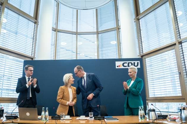 News Themen der Woche KW08 Bekanntgabe CDU-Beschluss zur EU-Spitzenkandidatur - Ursula von der Leyen, Präsidentin Europäische Kommission, mit Friedrich Merz, CDU-Bundesvorsitzender - mit Generalsekretär Carsten Lindemann (links) und Silvia Breher (rechts);Bekanntgabe CDU-Beschluss zur EU-Spitzenkandidatur - Ursula von der Leyen, Präsidentin Europäische Kommission, mit Friedrich Merz, CDU-Bundesvorsitzender - mit Generalsekretär Carsten Lindemann (links) und Silvia Breher (rechts), Berlin Berlin Deutschland Konrad-Adenauer-Haus *** Announcement of CDU decision on EU Spitzenkandidatur Ursula von der Leyen, President of the European Commission, with Friedrich Merz, CDU Federal Chairman with Secretary General Carsten Lindemann left and Silvia Breher right Announcem