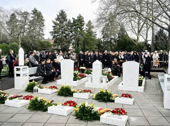 19.02.2024, xpsx, Lokal Hanau 19. Februar Stilles Gedenken an Ehrengräber v.l. Attentat 19.02.2020 HU Hanau Gedenken saytheirnames Friedhof Grab Kranzniederlegung, Hanau Hessen Deutschland (DEU) *** 19 02 2024, xpsx, Local Hanau 19 February Silent commemoration of honor graves v l assassination 19 02 2020 HU Hanau commemoration saytheirnames cemetery grave wreath laying, Hanau Hessen Germany DEU